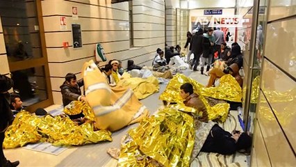EMERGENZA PROFUGHI, NOTTE IN PALESTRA