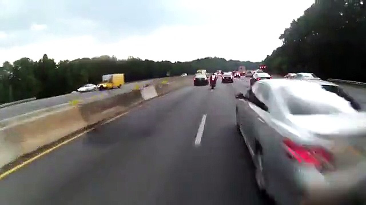 Ce motard va regretter d'avoir doublé tout le monde en remontant la file...