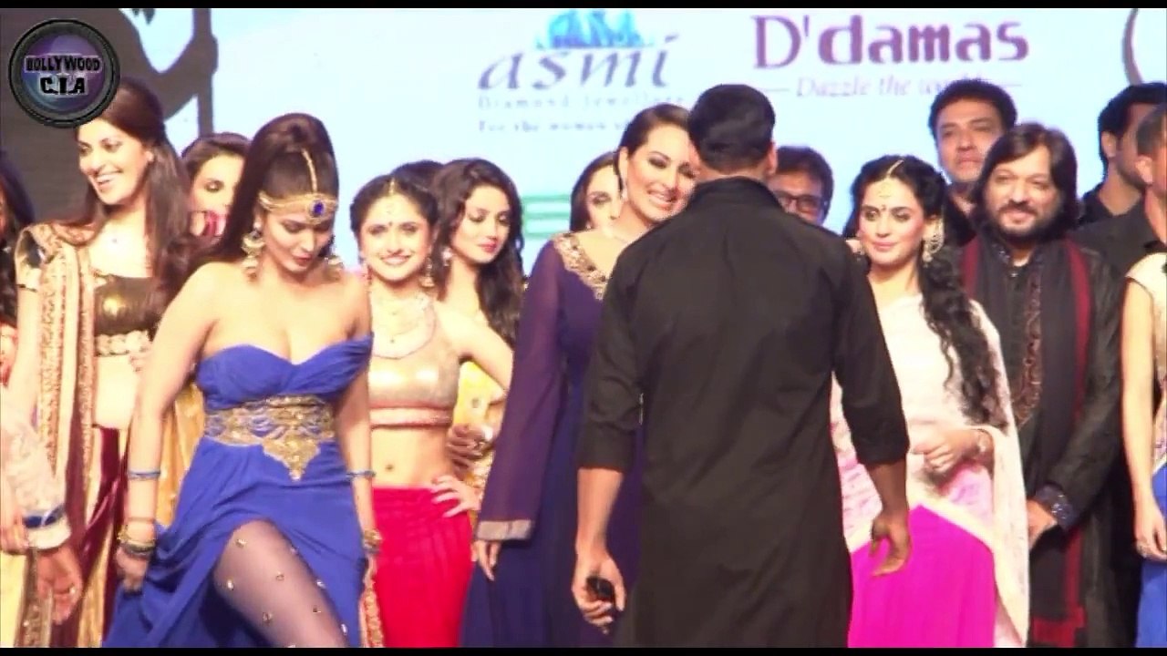 Ankita Shorey's SHOCKING PANTY SHOW in PUBLIC !