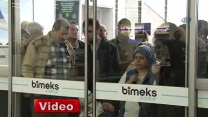 İndirimli Ürünleri Almak İçin Birbirleriyle Yarıştılar