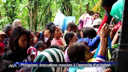 Les Philippins se réfugient l'approche d'un violent typhon
