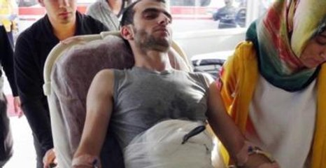 Yaralanan Genç, Karnında Bıçakla Hastaneye Götürüldü