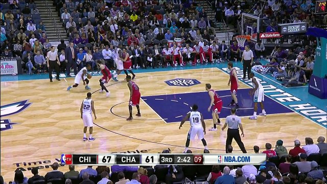 Kemba Walker ridiculise un joueur des BULLS... Grand moment de NBA!