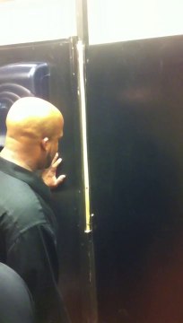 Un homme bourré est coincé dans des toilettes