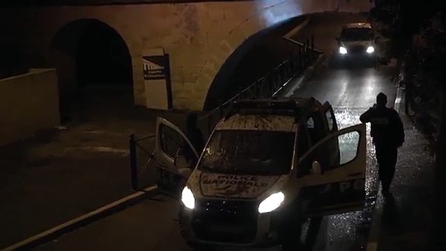 Rémi Gaillard se déguise en chouette pour aller déféquer sur la police !