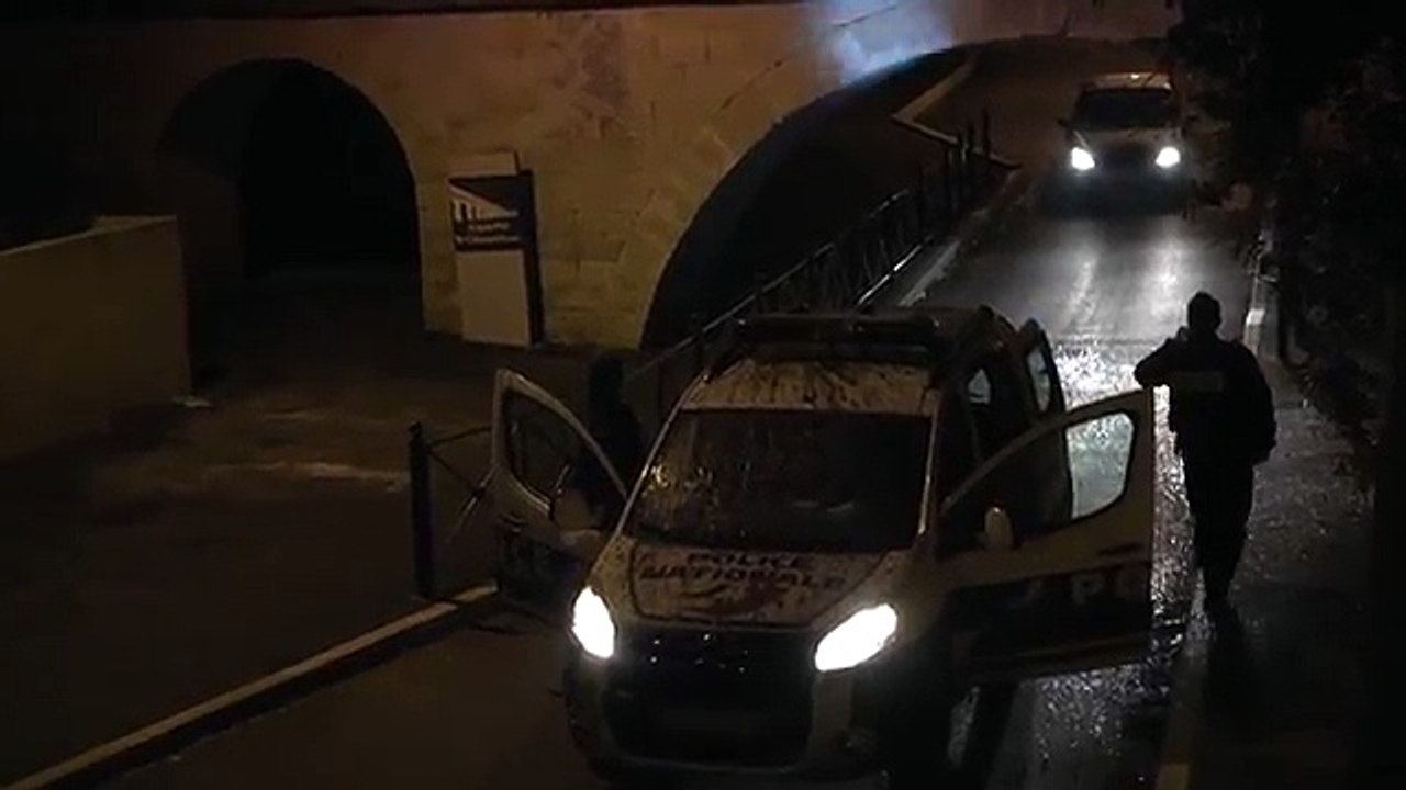 Rémi Gaillard se déguise en chouette pour aller déféquer sur la police !