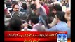 People Beats Pocket Picker & Chanting 'Go Nawaz Go' Outside Civil Hospital Gujranwala