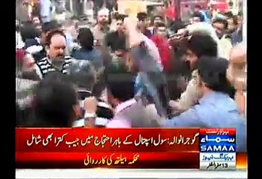 People Beats Pocket Picker & Chanting 'Go Nawaz Go' Outside Civil Hospital Gujranwala