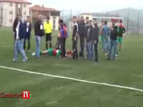 Dili boğazına kaçan futbolcu ölümden döndü