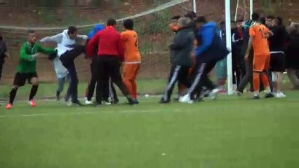 Yumruk ve tekmeler havada uçuştu !