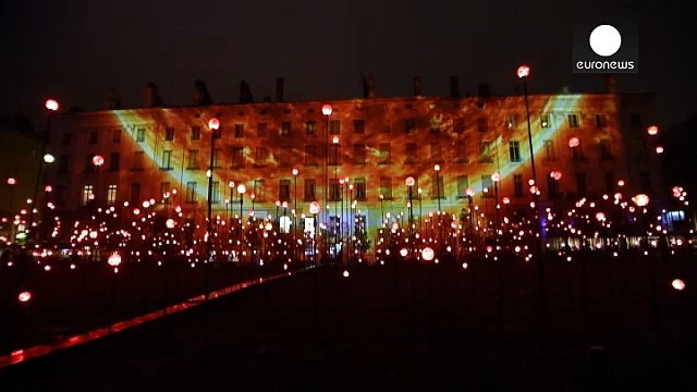 Лион зажигает огни в честь девы Марии