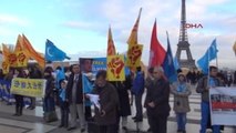 Paris?te Uygur Türklerinden Çin Protestosu