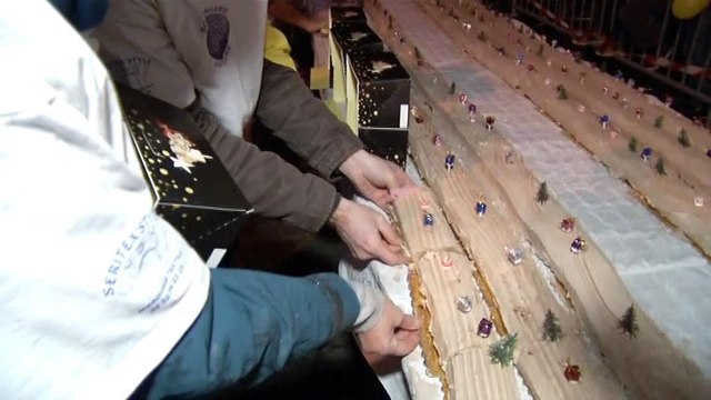 Téléthon: des bénévoles réalisent la Bûche de Noël la plus longue du monde