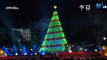 Los Obama encienden un árbol de Navidad junto a abetos decorados por niñas