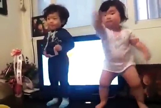 Adorably chubby babies dance to K-pop! [Eng Sub]