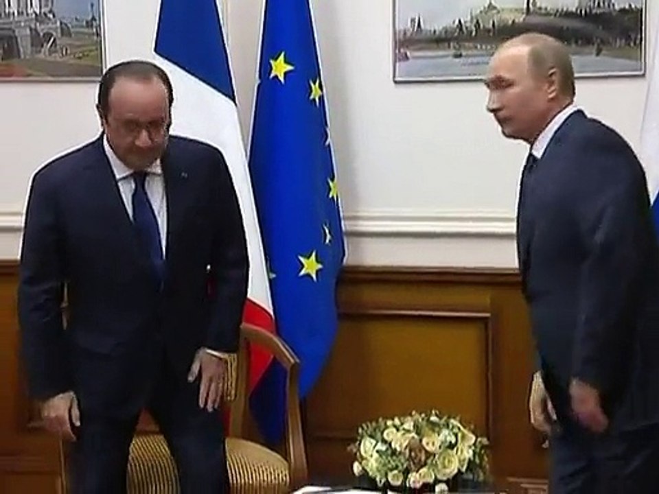 Crise ukrainienne: Hollande rencontre Poutine à Moscou, négociations de paix mardi à Minsk