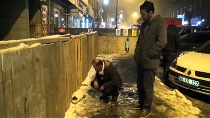 Otomobil Çarpan Kediye Şefkat Eli