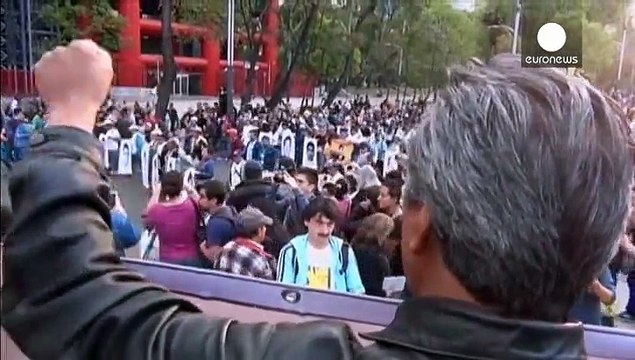 اعتراضها به کشتار دسته جمعی دانش آموزان در مکزیک همچنان ادامه دارد