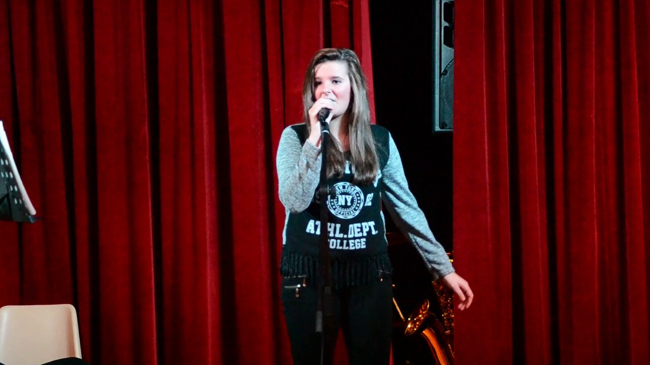 Lola Reva chante "mistral gagnant" 05 12 2014
