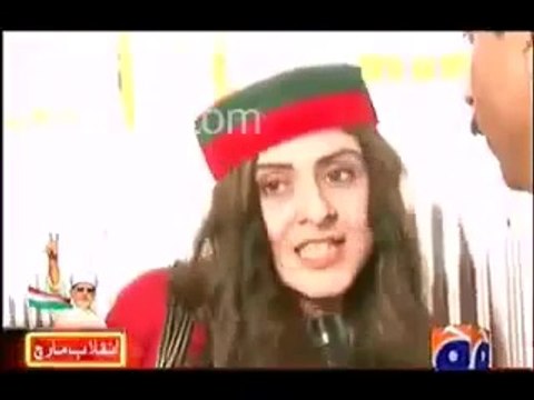 Girl-Zoya-Ali-Proposed-Imran-khan-in-a-Live-Dharna