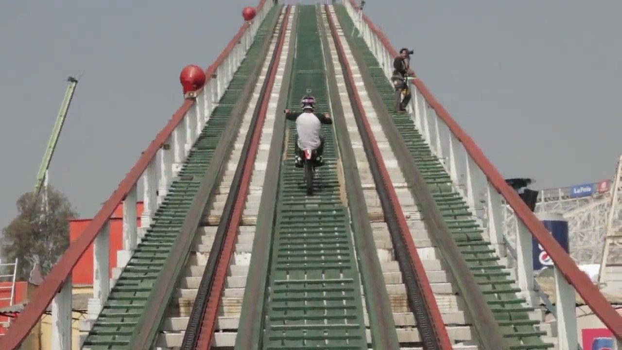 Moto sur des montagnes russes