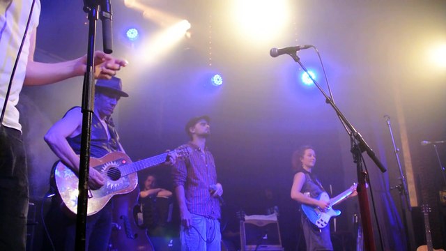 Les Hurlements d'Léo chantent Mano Solo avec La Cafetera Roja : Barbes Clichy