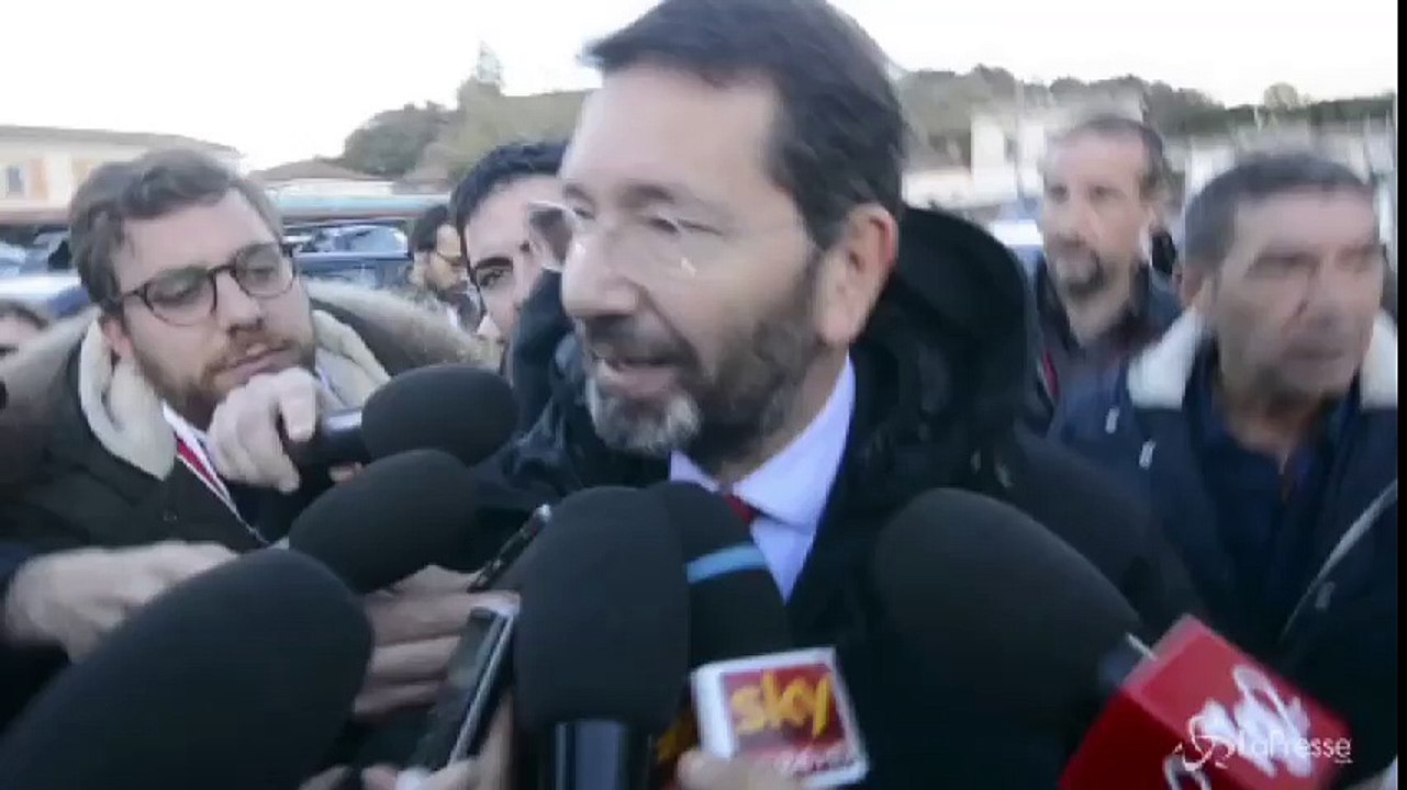 Mafia Roma,Marino in bici da giovani Dem e scherza con cronisti: Scorta? Siete voi