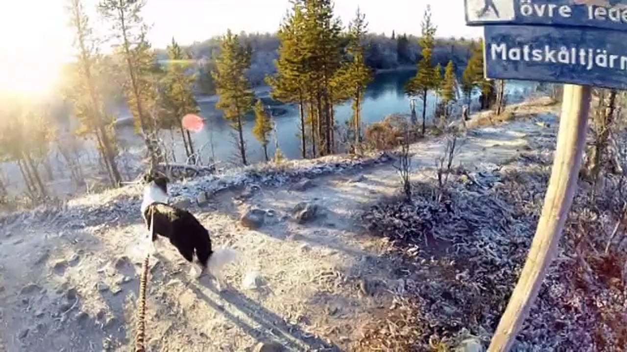 Faire du patin à glace sur un lac gelé et transparent en Suède