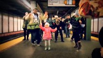 Cette petite fille crée la bonne humeur et met l'ambiance dans le métro New-Yorkais