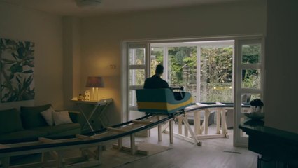 Pour l'aider à vendre sa maison, il y construit une montagne russe