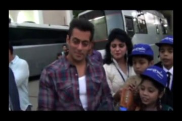 Salman Khan looks like a Saien Wadera in Ajrak & Topi