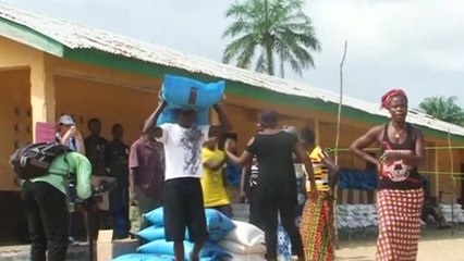 Island residents of Sierre Leone receive food aid