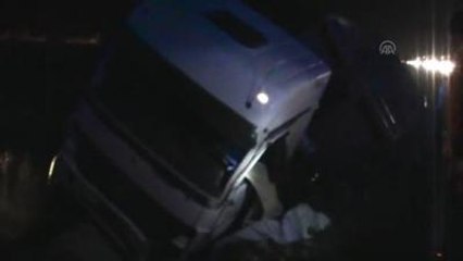 Bilecik'te Pancar Yüklü Tır Devrildi: 1 Ölü