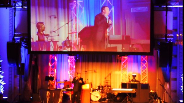 La plus grande entreprise de grues au Canada, FÊTE LEUR 50 ANS par Bluto artiste de dessin de sable…talent incroyable…performance live époustouflante…