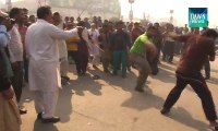 Clash started between PTI And PMLN workers in Faisalabad