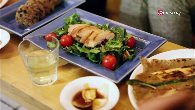 In Frame S2Ep15C3 Foreigners gathered together at the guest house in Seoul