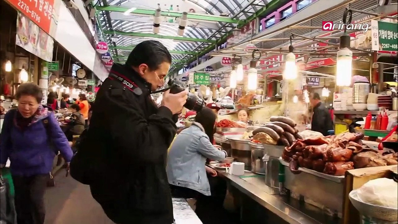 In Frame S2Ep15C6 Polish Emilia SZALKOWSKA-KIM enjoys cooking Korean food