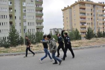 Madde Bağımlıları Polise Saldırdı: 7 Gözaltı