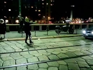 [+18 ~ Sexy Funny Girl]Alien lends a helping hand to older pedestrian