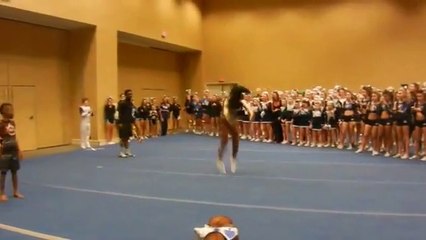 Cette pom-pom girl réalise une performance hallucinante devant ses collègues !