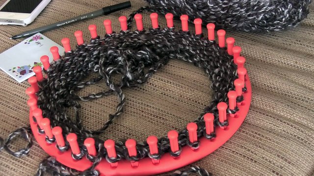 Easy DIY Beanie - Knit a Hat on the Knitting Loom - Yarn How To for Beginners