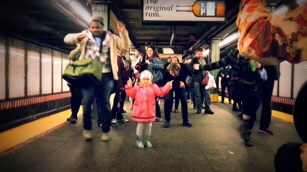 New York metrosunda küçük kızın dansı izlenme rekoru kırıyor - Coyote & Crow at Bedford Ave.