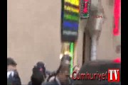 Feyzi İşbaşaran'a yumurtalı protesto, tekmeli saldırı