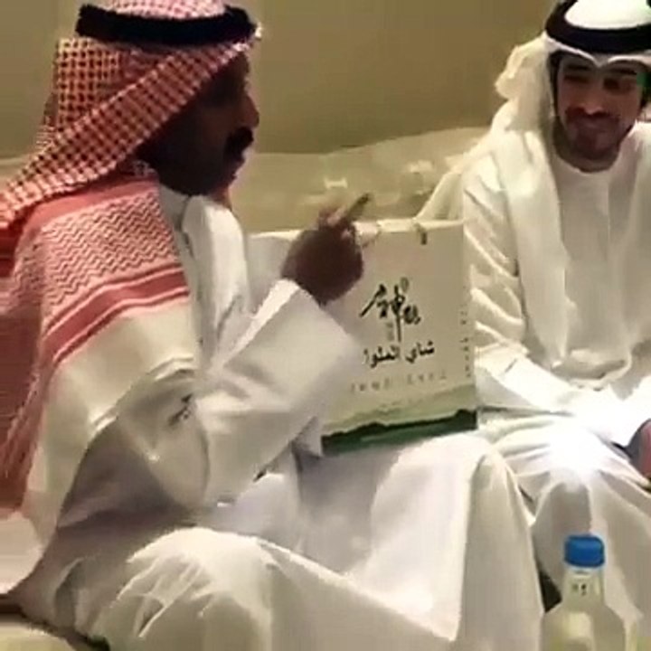 أحد شيوخ الامارات يهدي الفنان طارق العلي "شاي الملوك" يباع الكيلو 60 الف دولار
