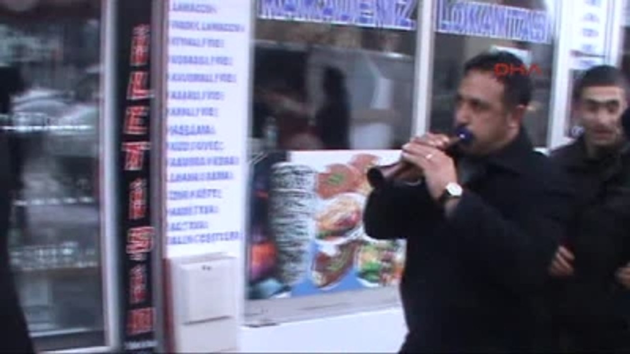 Ardahan Askere Gidecek Ayakkabı Boyacısı İçin Davul- Zurnayla Harçlık Topladılar