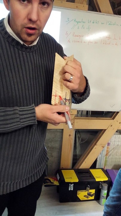 Tracer le repos d'arêtier sur la pièce de bois