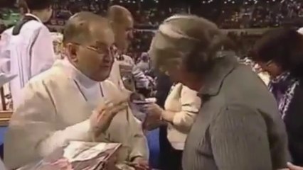 ¡Este cura no quiere que le besen la mano!