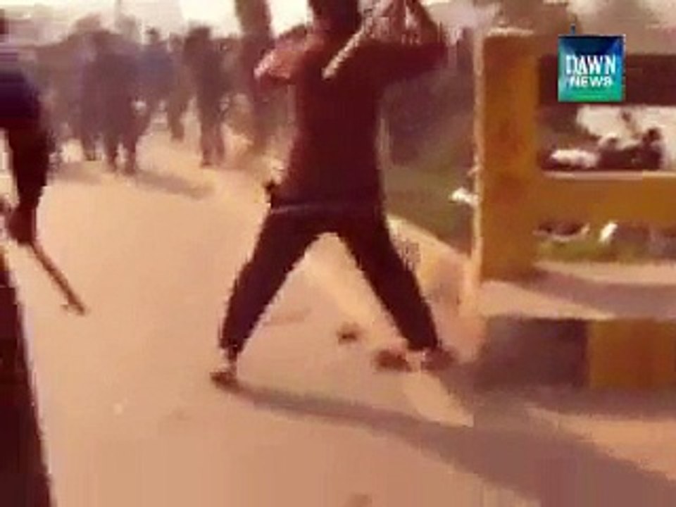 Clash started between PTI And PMLN workers in Faisalabad