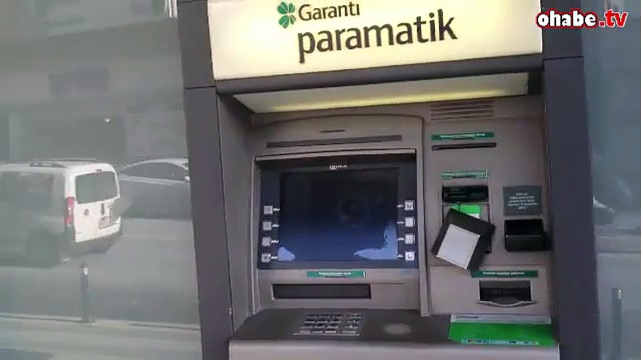 ATM Cihazındaki Düzeneği Farkeden Genç