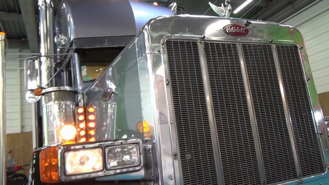 Un camion Peterbilt aménagé en camping-car